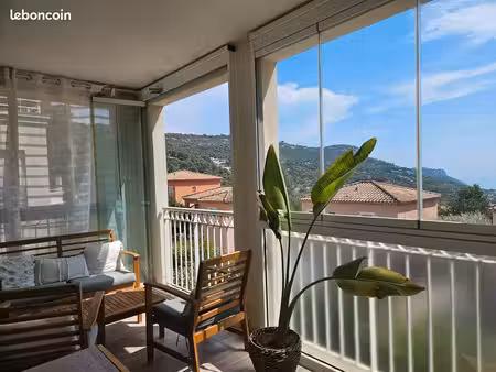 èze village – duplex 4 pièces / 3 chambres – vue mer – 24 m² extérieurs – piscine & box