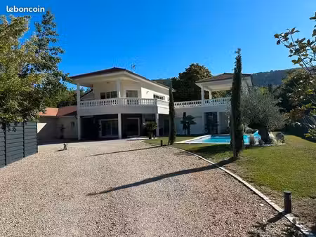 maison d'architecte de 300 m2 au coeur de ceyzériat