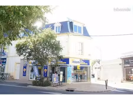 local commercial bureau vitrine