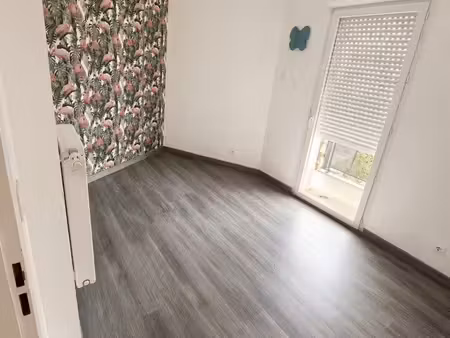 t3 meuble 63m2- terrasse - parking - rer d à 5 minutes à pied bus au pied du bâtiment