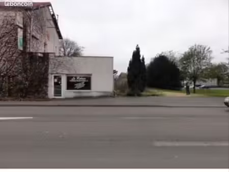 120 m2 avec terrain et parkings 600m2 a côté de lidl route principale carignan