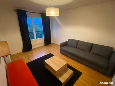studio avec vue sur la seine