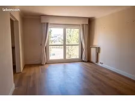 appartement traversant 87 m² – cachan – box et parking