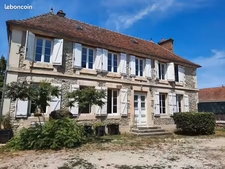 deux maisons dans une cour commune