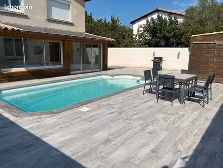belle maison avec piscine et panneaux solaires