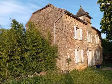 a vendre  215 000  maison de campagne  125 m2  dans un village de villeneuve d'aveyron