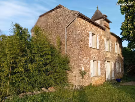 a vendre  250 000  maison de campagne  125 m2  dans un village de villeneuve d'aveyron