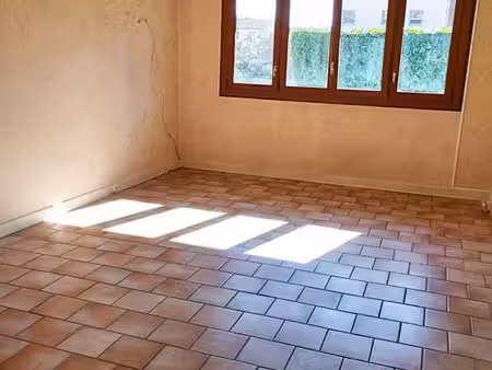 appartement dans résidence calme  très lumineux à proximité du marché  tous commerces  et 