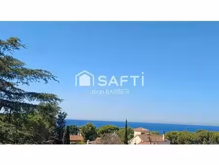 sur la commune de bandol  a cinq minutes a pied des plages  dans une batisse des années 30