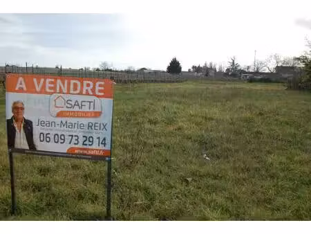 terrain constructible de 800 m²  libre de constructeur