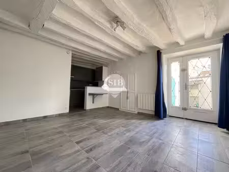 studio - loyer 470 00€ + 30 00€ de charges