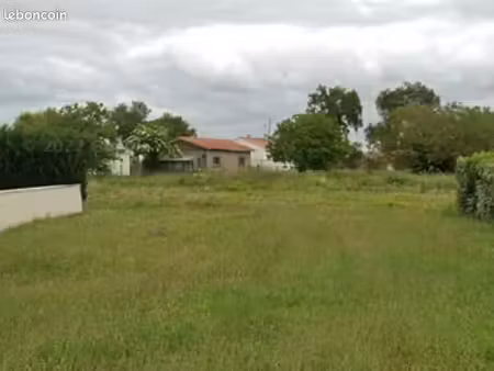terrain à bâtir de 289 m2 au prix de 63000 à semussac (17)