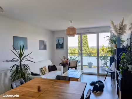 t3 lumineux à ramonville : grand balcon  climatisation et parking