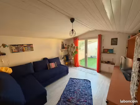 maison lumineuse avec terrasse sur les toits et garage