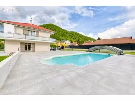 ? chirens – maison 192 m² avec piscine + 22 panneaux photovoltaïques