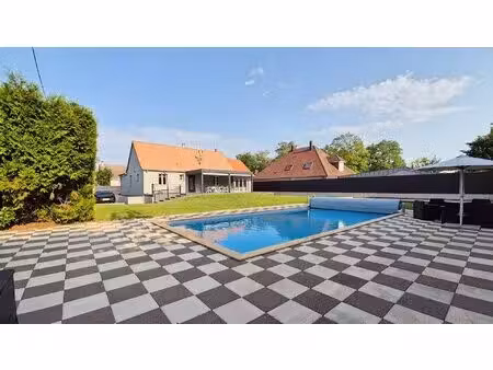 maison plain-pied de 205 m² sur 13 52 ares avec piscine et double garage – dpe b