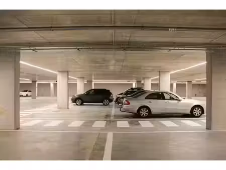place de parking dans un parking privé et sécurisé