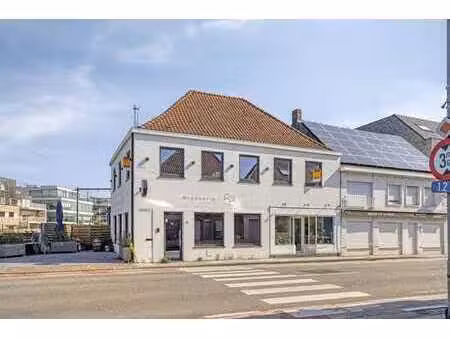 local commercial à vendre avec terrasse et appartement à lop