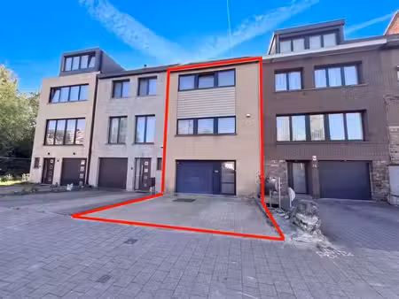 maison prête à emménager avec un joli jardin