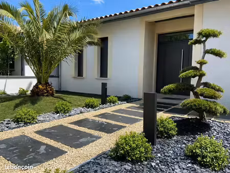 maison familiale avec piscine  jardin paysagé et prestations haut de gamme