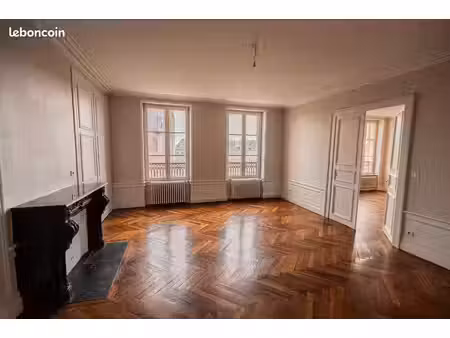 très bel appartement rénové entre théâtre et cathédrale
