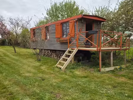 terrain de loisir avec roulotte artisanale et électricité