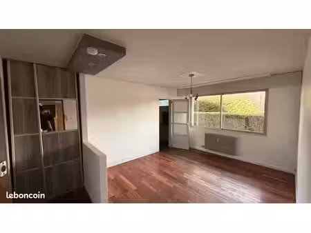 studio 24m² – cuisine équipée  salle de bain  emplacement machine à laver