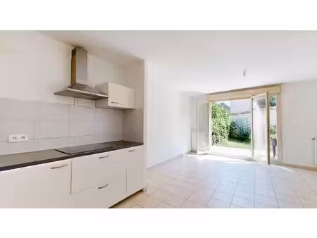 le mesnil saint denis (78) - a vendre appartement 2 pieces rdj 44 m²