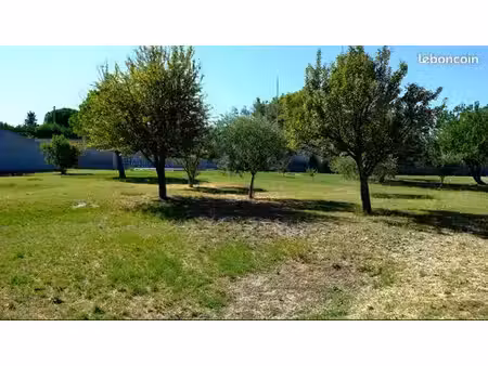 terrain à bâtir de 900 m² à saint-saturnin-les-avignon (84)