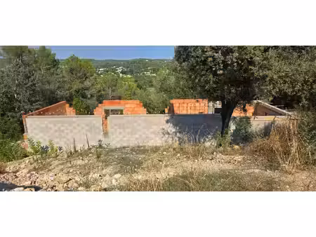 terrain constructible avec permis et fondations déjà construites