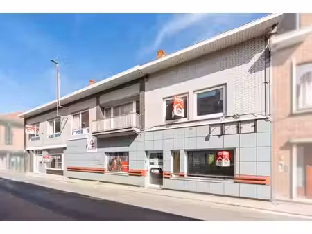 commerce spacieux avec jardin au centre de hamme