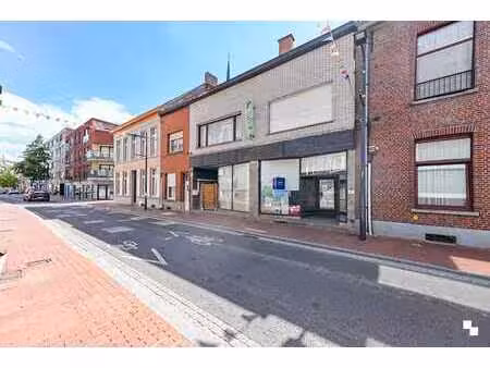 verder op te knappen handelseigendom met woonst in centru...