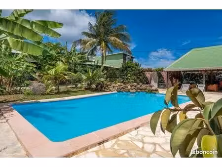 sainte-rose (guadeloupe) — propriété avec 5 gîtes  piscine sur 1 250 m²