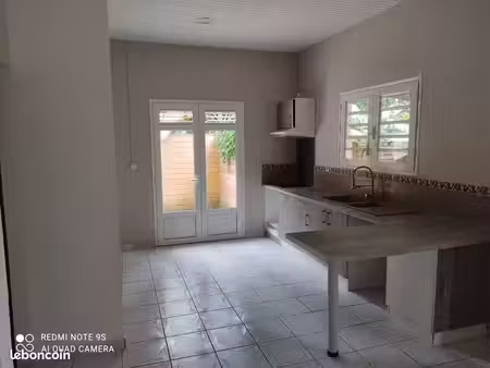 t3 non meublé de 63 m2 à saint-joseph – grande terrasse et cadre verdoyant