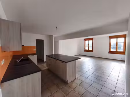 spacieux appartement t4 de 100m²  lumineux  3 belles chambres  parking privé  repeint à ne