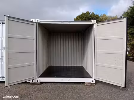 box de stockage 16m3 en location - assurance incluse - accès libre 24h/24 sans rdv - rdc