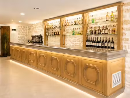 bar / local commercial à louer – trets centre – terrasse – entièrement rénové