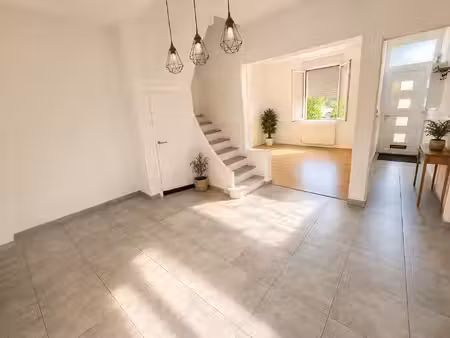 quartier saint pierre maison en bon etat avec cour