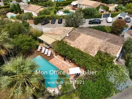 référence : 7021-les. - villa provençale avec jardin et garages dans les hauteurs de...