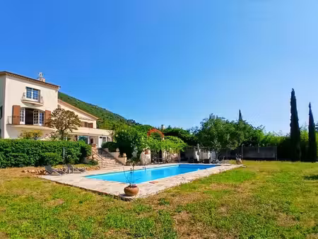 villa d’exception avec piscine — élégance  espace et art de vivre