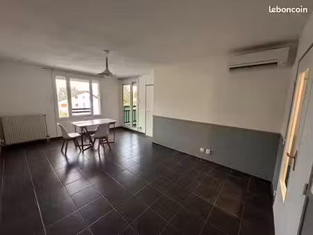 loue t3 meublé avec garage – disponible de suite