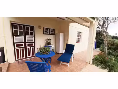 loue charmant t2 meublé en bas de villa – terrasse & parking – rivière-pilote