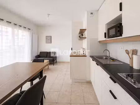 chambery - grand studio meublé rénové avec coin nuit  balcon et stationnement