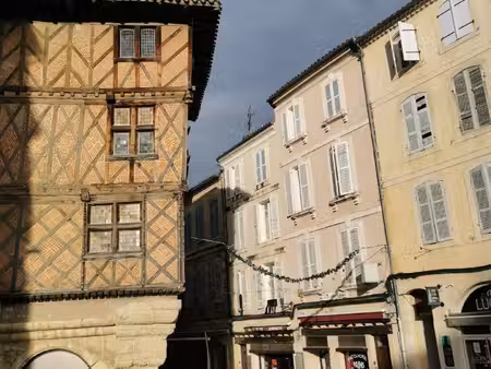 joli t1 lumineux et très bien placé - centre d'auch - 1er étage sans ascenseur
