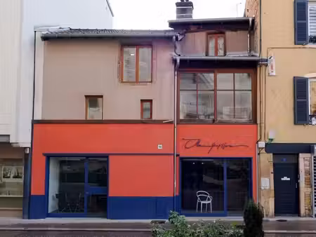 a vendre a mâcon place saint pierre une petite maison avec local commercial au rez de chau