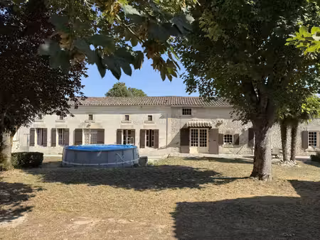 maison en pierre avec 2 chambres et salle de douche au rez de chaussée