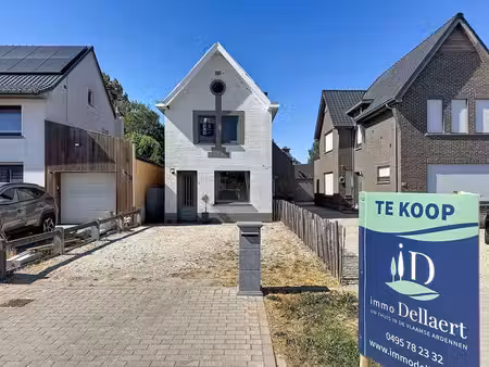 maison offrant une vue imprenable et un grand jardin
