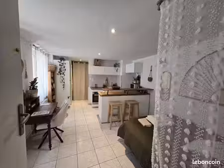 ? studio meublé 21m2 - centre ville de nîmes- etudiant(e)