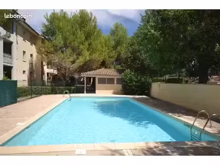 t2 meublé  avec grand balcon et piscine privée