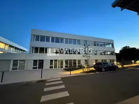 location bureaux 131 m² à 841 m²